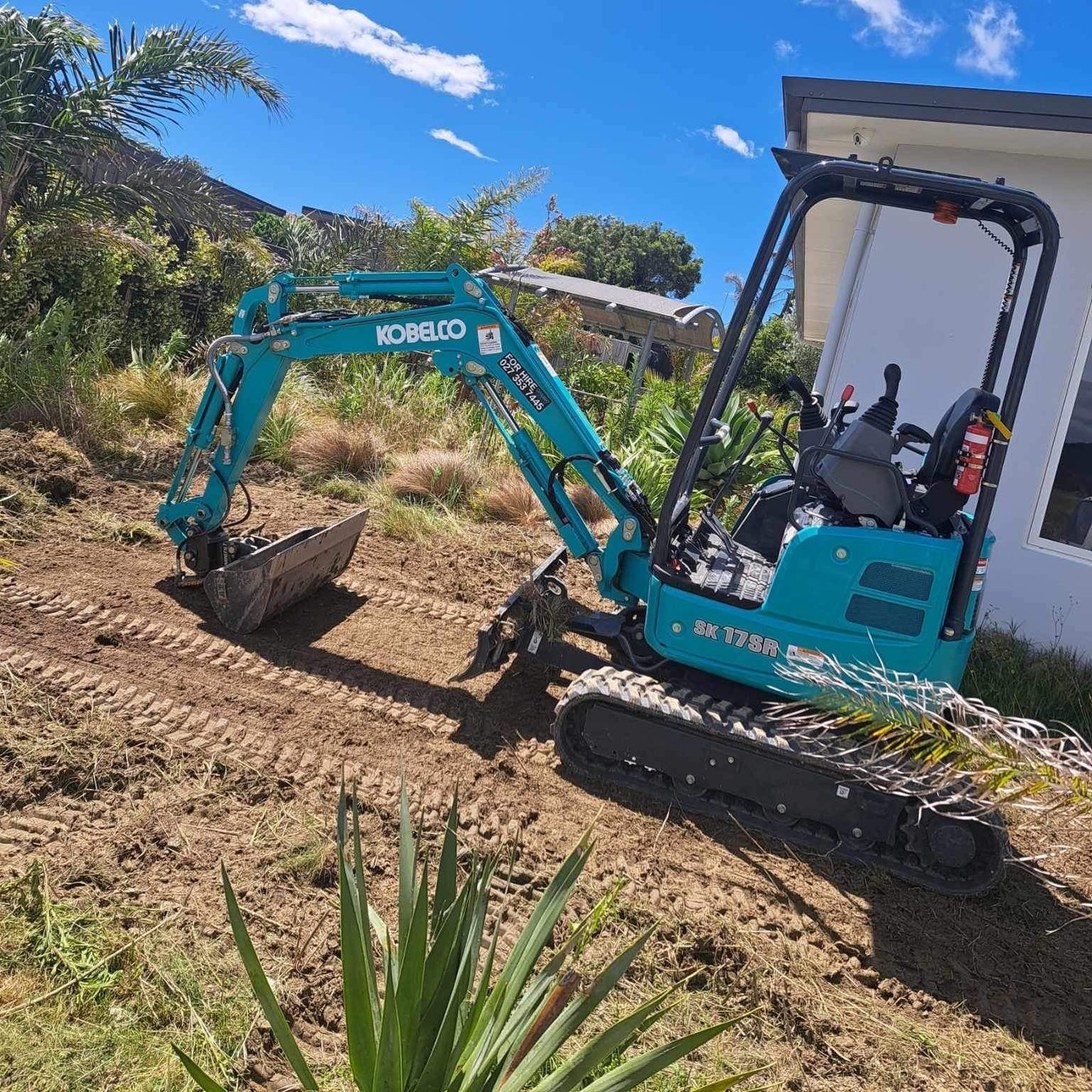 Kobelco 1.7 Tonne Mini Excavator + Trailer, Tilt Hitch and Buckets